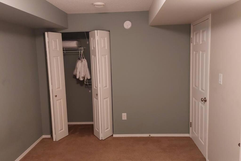 Lovely 1-Bedroom Basement Suite Γουίνιπεγκ Εξωτερικό φωτογραφία
